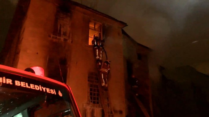 Fotoğraf//Beyoğlu'nda kilisenin lojman kısmında yangın çıktı, mahsur kalan 4 kişi kurtarıldı #5