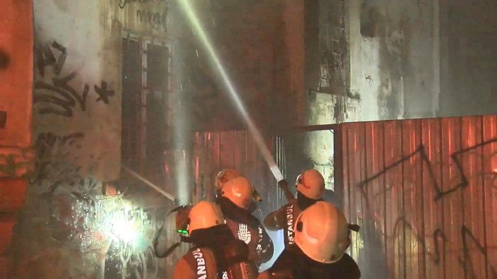 Fotoğraf//Beyoğlu'nda kilisenin lojman kısmında yangın çıktı, mahsur kalan 4 kişi kurtarıldı #10