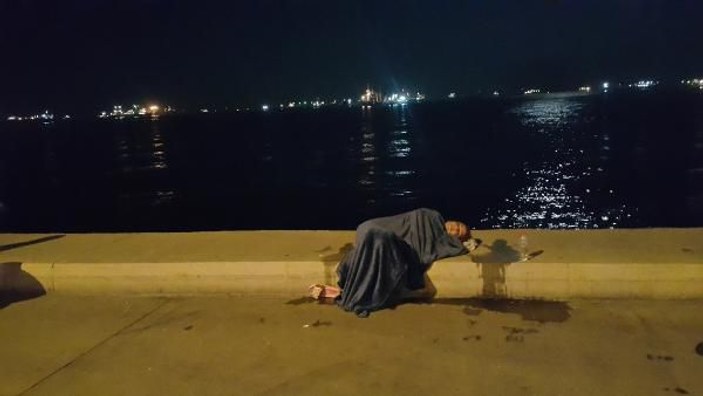 İstanbul'da taksiden inip koşarak denize atladı