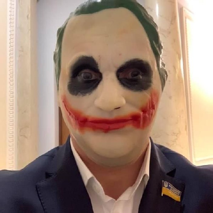 Ukrayna’da bir milletvekili parlamentoya Joker maskesiyle geldi -1