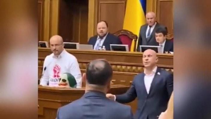 Ukrayna’da bir milletvekili parlamentoya Joker maskesiyle geldi -4