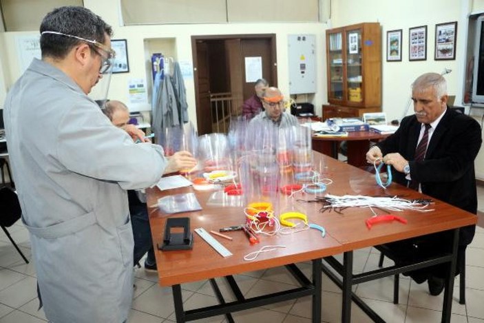 Tokat'ta öğretmenler, sağlıkçılar için siper maske üretiyor -6