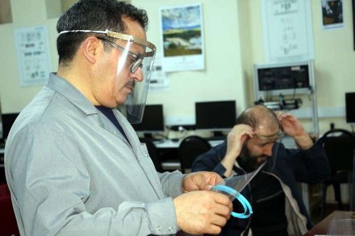 Tokat'ta öğretmenler, sağlıkçılar için siper maske üretiyor -4