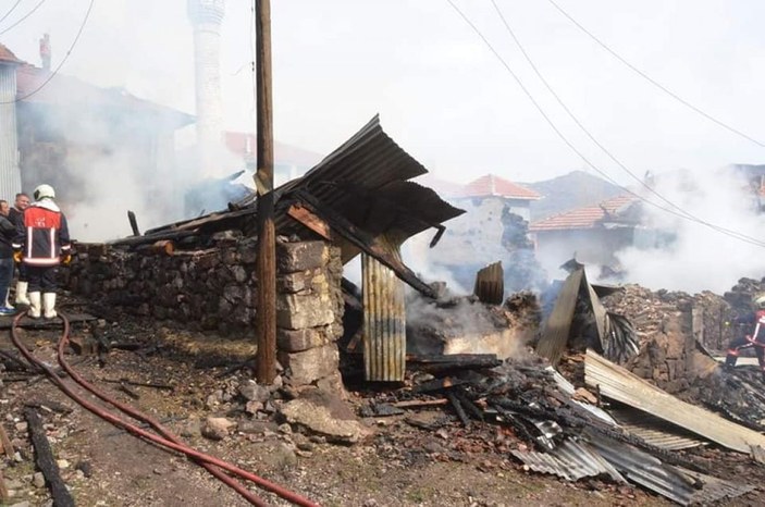Kızılcahamam’da 7 ev yandı