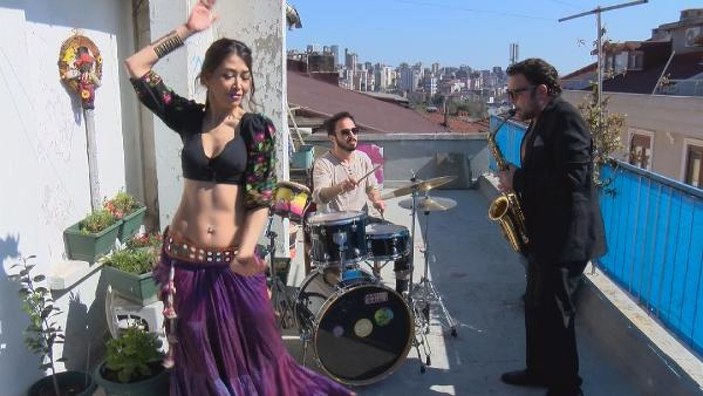 Kadıköy'de terasta komşular için dansözlü konser -4