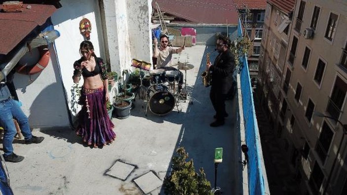 Kadıköy'de terasta komşular için dansözlü konser -7