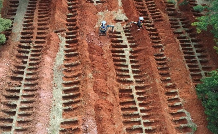 Brezilya’da koronadan ölenler için toplu mezar kazıldı