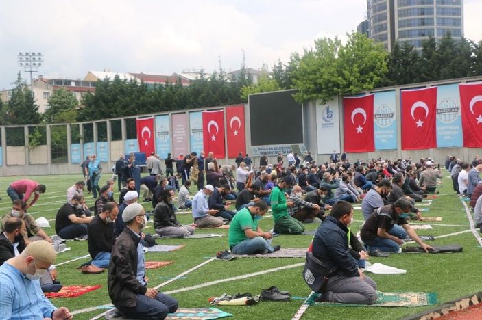 İstanbul’da dev stadyumda günler sonra ilk cuma namazı -14