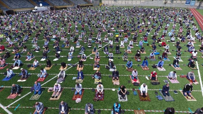 İstanbul’da dev stadyumda günler sonra ilk cuma namazı -9