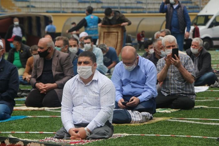 İstanbul’da dev stadyumda günler sonra ilk cuma namazı -11