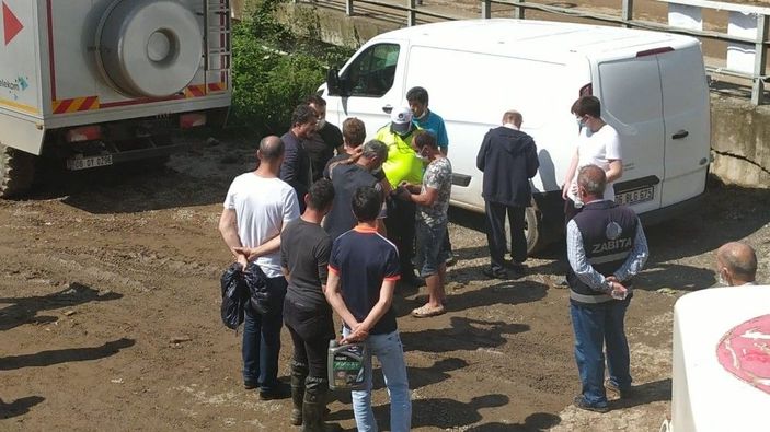Selde bulduğu fındık çuvalını götürmeye çalışırken yakalandılar -2