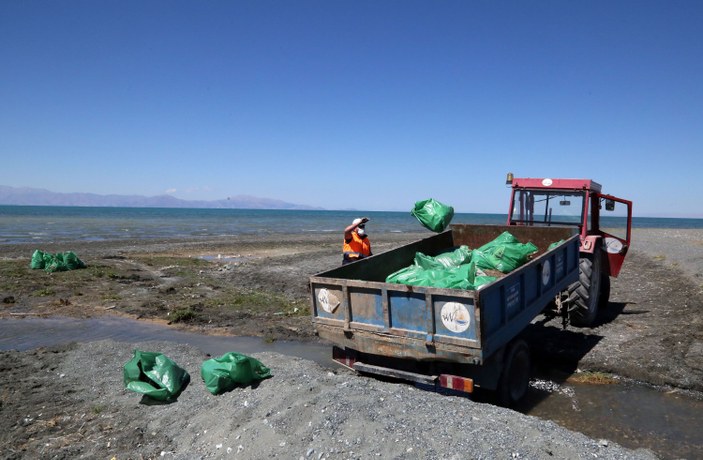Van Gölü sahilinde 28 ton çöp toplandı -5
