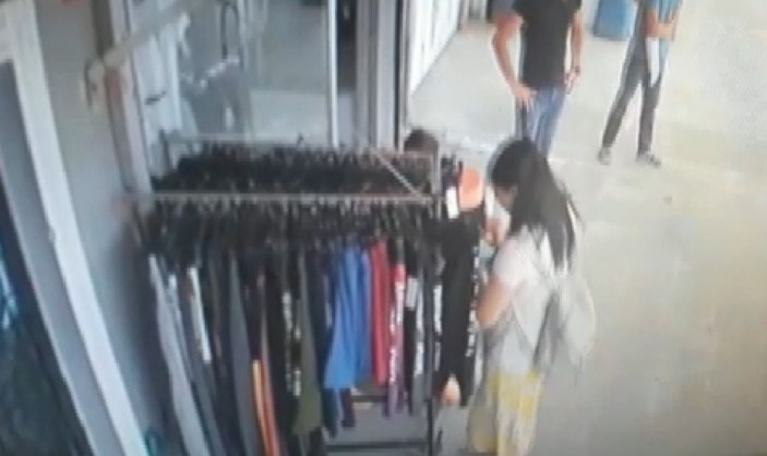 Eyüpsultan'da kadının kucağında çocukla hırsızlık yaptığı anlar kamerada -4