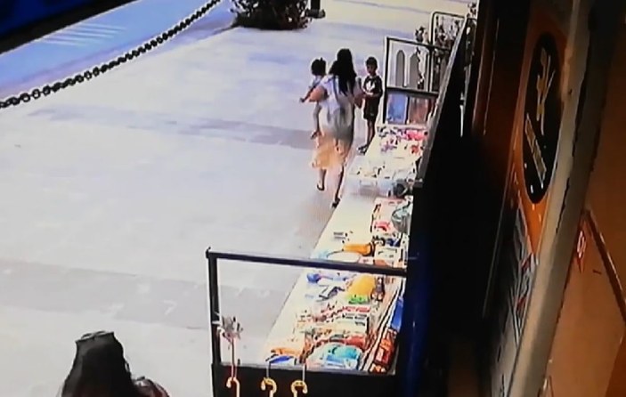 Eyüpsultan'da kadının kucağında çocukla hırsızlık yaptığı anlar kamerada -2