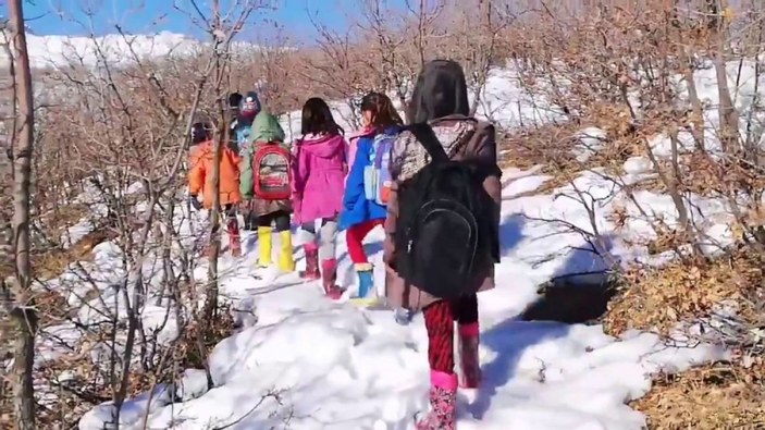 Siirt’te köy öğrencileri, EBA’ya girmek için -10 derecede saatlerce yürüyor