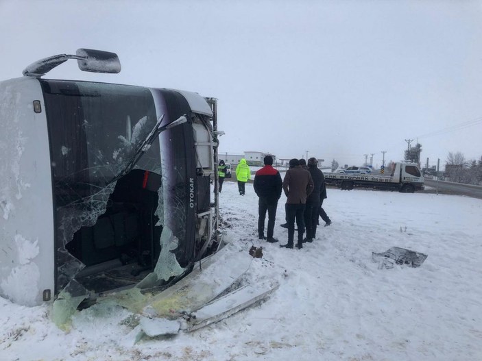Diyarbakır'da servis midibüsü, karlı yolda devrildi: 11 yaralı -8