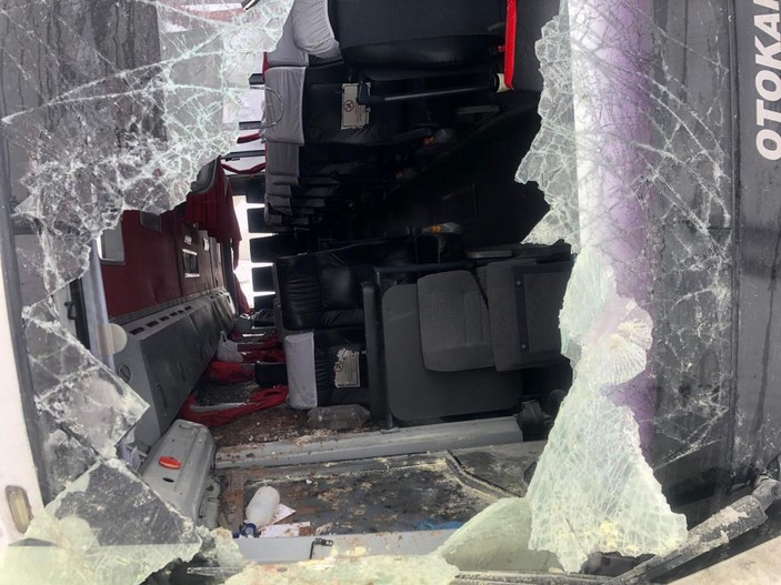 Diyarbakır'da servis midibüsü, karlı yolda devrildi: 11 yaralı -9
