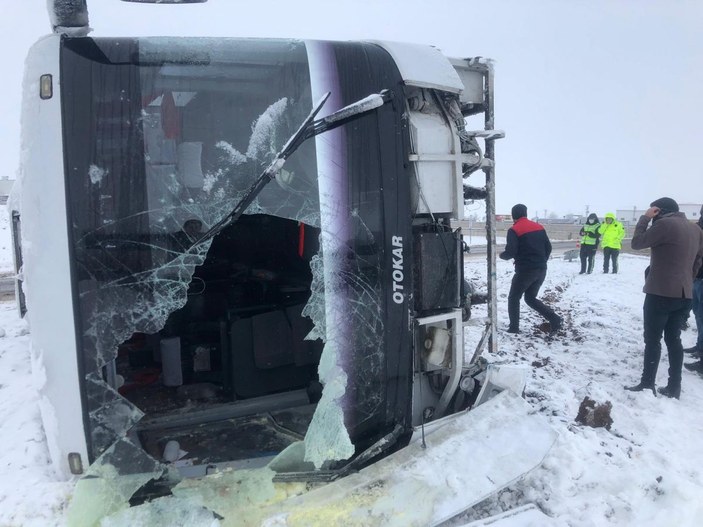 Diyarbakır'da servis midibüsü, karlı yolda devrildi: 11 yaralı -10