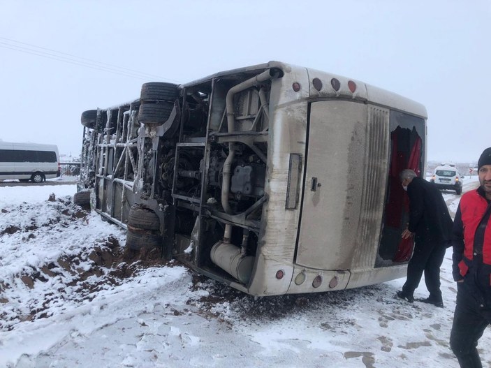 Diyarbakır'da servis midibüsü, karlı yolda devrildi: 11 yaralı -3