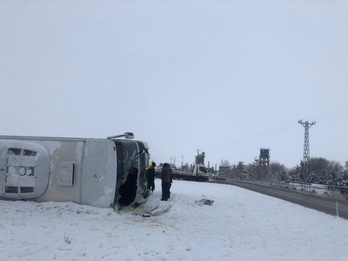 Diyarbakır'da servis midibüsü, karlı yolda devrildi: 11 yaralı -4