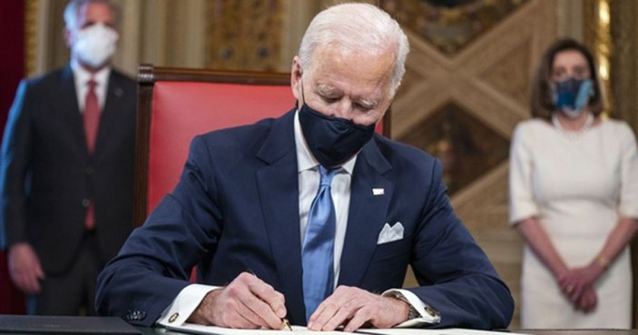 Joe Biden,  ABD Başkanı olarak ilk belgelerini imzaladı