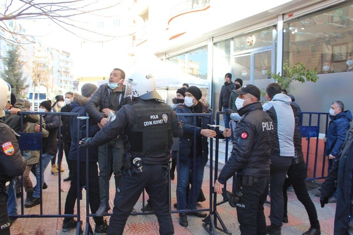 HDP'li milletvekili evlat nöbetindeki ailelere zafer işareti yaptı, gerginlik yaşandı -9