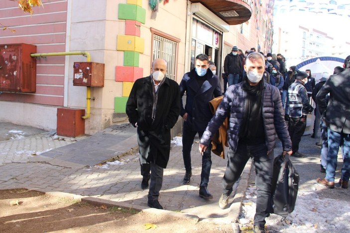 HDP'li milletvekili evlat nöbetindeki ailelere zafer işareti yaptı, gerginlik yaşandı -4