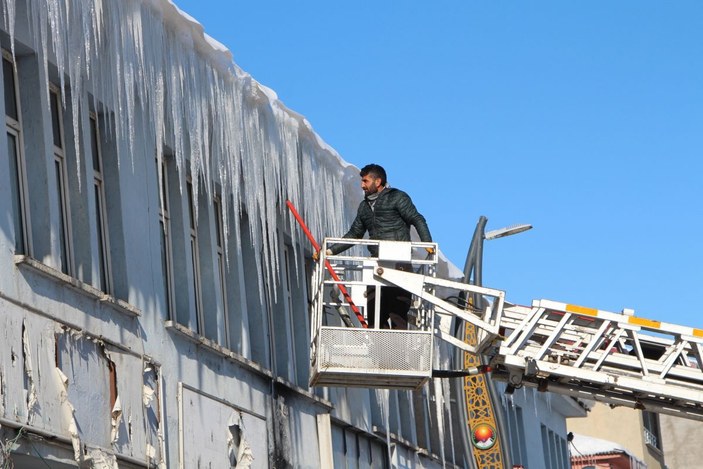 Karlıova'da buz sarkıtları, itfaiye aracıyla düşürülüyor -2