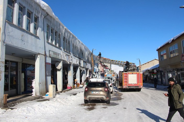 Karlıova'da buz sarkıtları, itfaiye aracıyla düşürülüyor -1