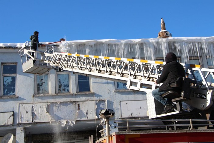 Karlıova'da buz sarkıtları, itfaiye aracıyla düşürülüyor -5