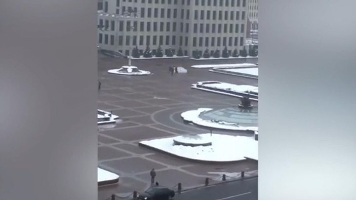 Belarus'ta bir kişi hükümet binasının önünde kendini ateşe verdi -2