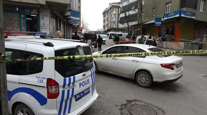 Sultangazi'de 3 kişinin bulunduğu otomobile silahlı saldırı