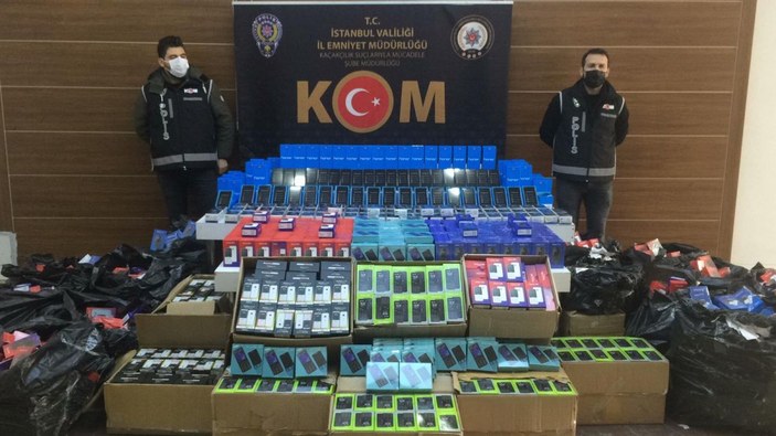 Fatih'te  1,5 milyon liralık kaçak cep telefonu ele geçirildi  -2