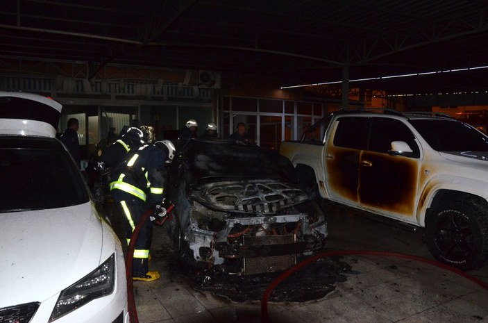 Galeride yangın çıktı, 2 otomobil yandı, 4'ü kısmen zarar gördü -1