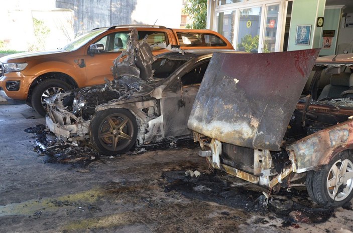 Galeride yangın çıktı, 2 otomobil yandı, 4'ü kısmen zarar gördü -4
