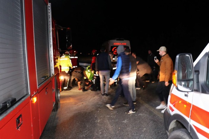 Alkollü sürücü takla atan aracından kendisini kurtaran ekiplere saldırdı -4