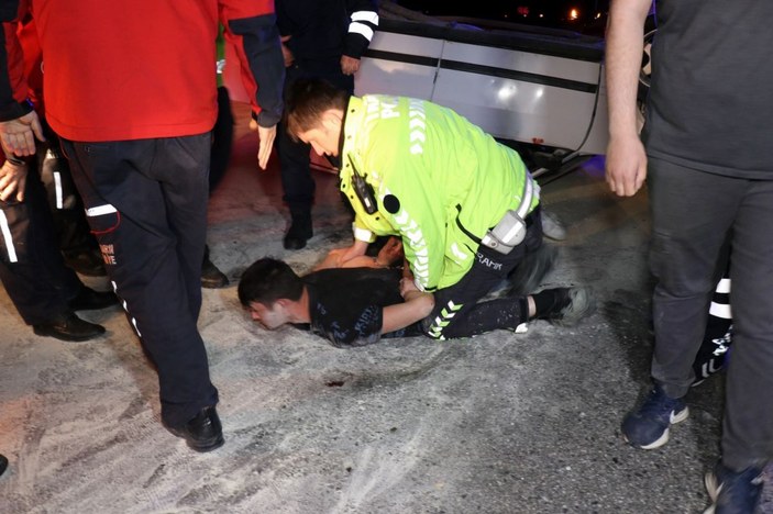 Alkollü sürücü takla atan aracından kendisini kurtaran ekiplere saldırdı -5