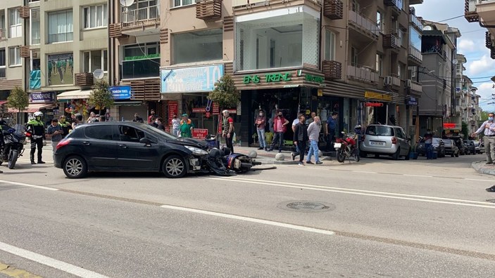Bursa’da otomobile ile çarpışan kurye ağır yaralandı -7