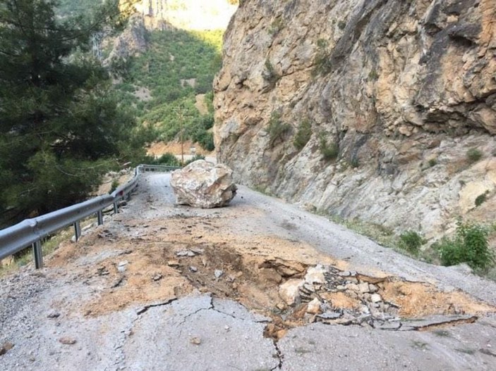 Yola düşen kayalar nedeniyle 6 mahallenin ulaşımı kesildi -3