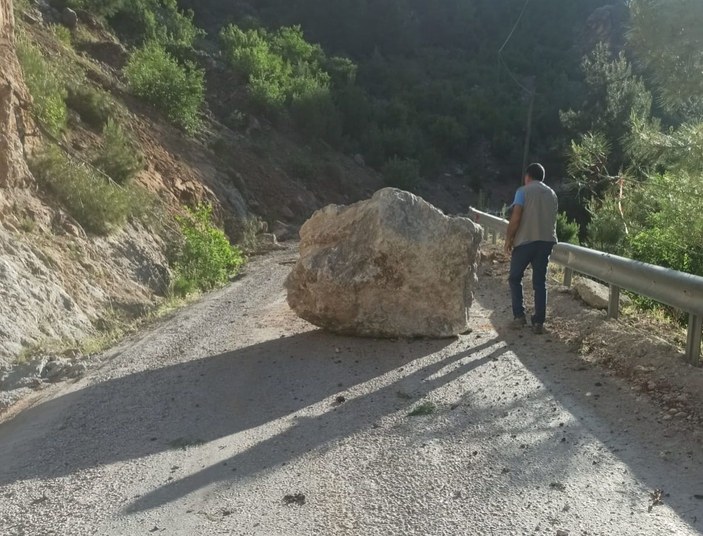 Yola düşen kayalar nedeniyle 6 mahallenin ulaşımı kesildi -2