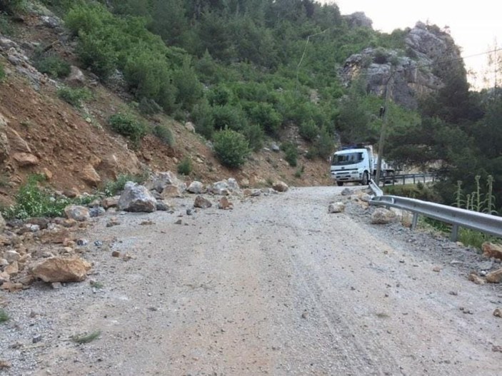 Yola düşen kayalar nedeniyle 6 mahallenin ulaşımı kesildi -1