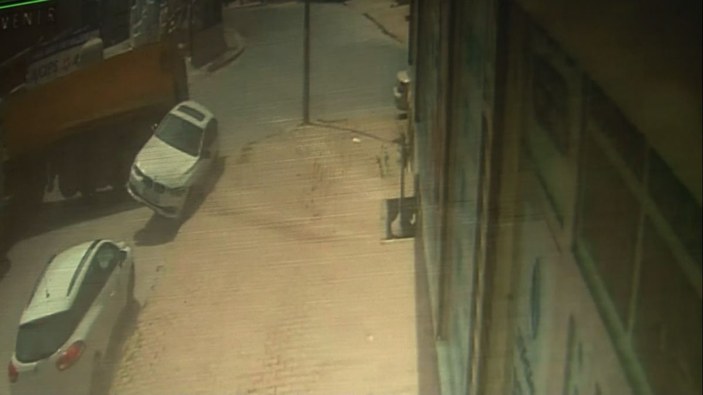 Arnavutköy'de hafriyat kamyonunun otomobile çarpığı anlar kamerada -1