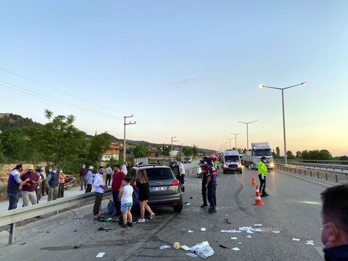 Yol kenarında tartışan Ürdünlülerin otomobiline başka otomobil çarptı: 6 yaralı -2