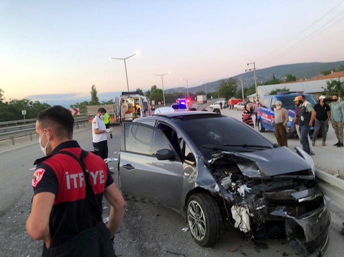 Yol kenarında tartışan Ürdünlülerin otomobiline başka otomobil çarptı: 6 yaralı -4
