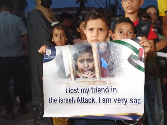 Filistinli çocuklar, İsrail saldırılarında ölen çocuklar için 66 mum yaktı -2