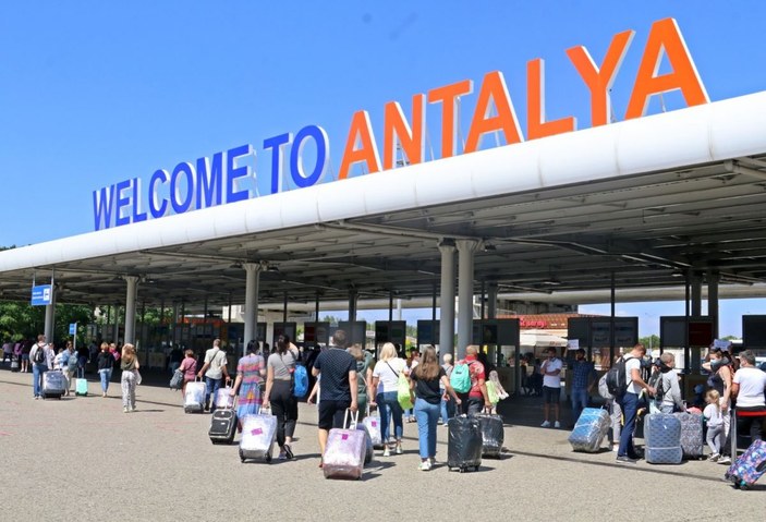 (ÖZEL) Vaka sayılarının düşmesiyle birlikte Antalya’ya günlük gelen uçak sayısı ikiye katlandı -16
