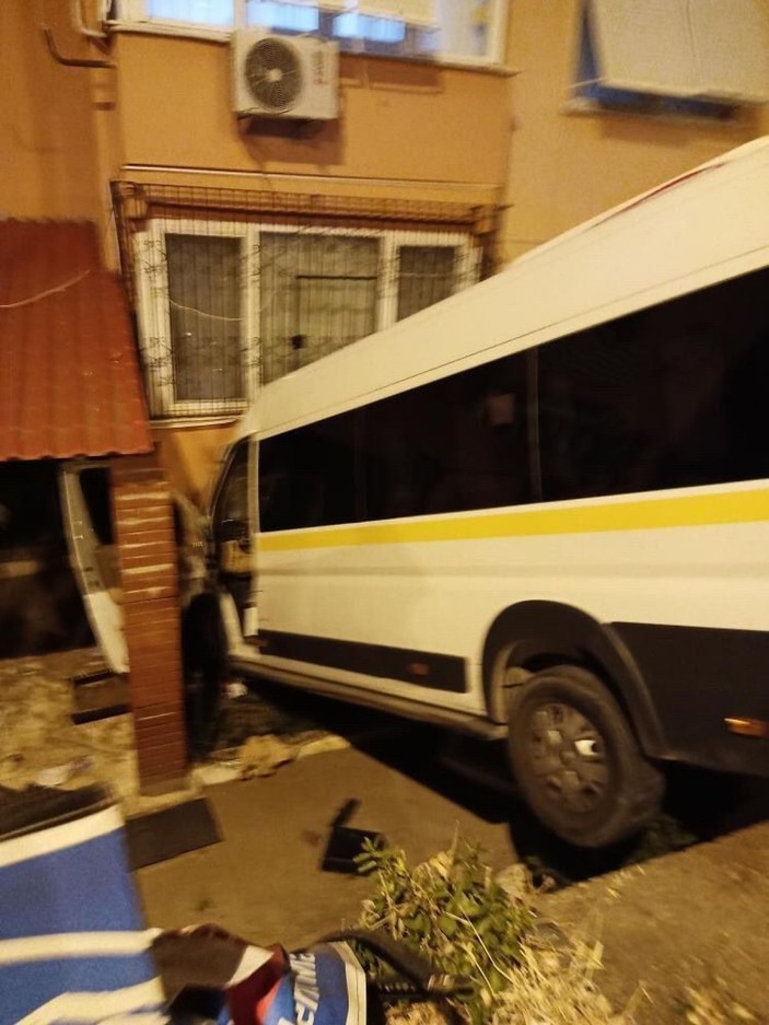 İzmir'de park halindeyken freni boşalan minibüs apartmana çarptı -1