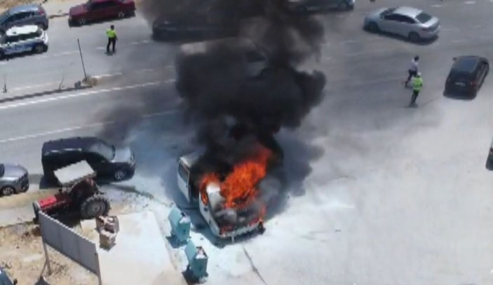 Park halindeki minibüs, alev alev yandı -1