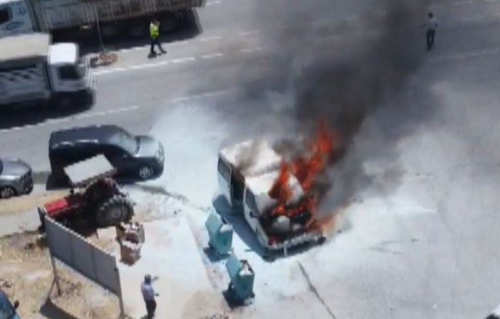 Park halindeki minibüs, alev alev yandı -3