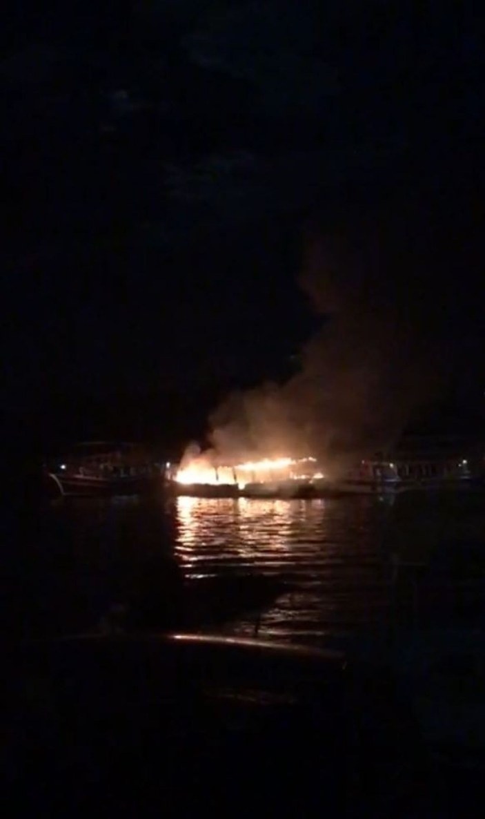 Antalya’da 17 metrelik tur teknesi alev alev yandı -5